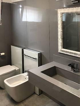 Interno bagno con parete lastra Marmoresina grigio SD